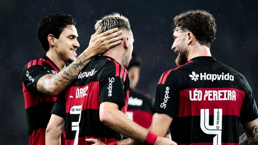 Com gols de léo ortiz, samuel lino e luiz araújo,