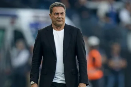 Vanderlei luxemburgo é internado na uti com infecção pulmonar após