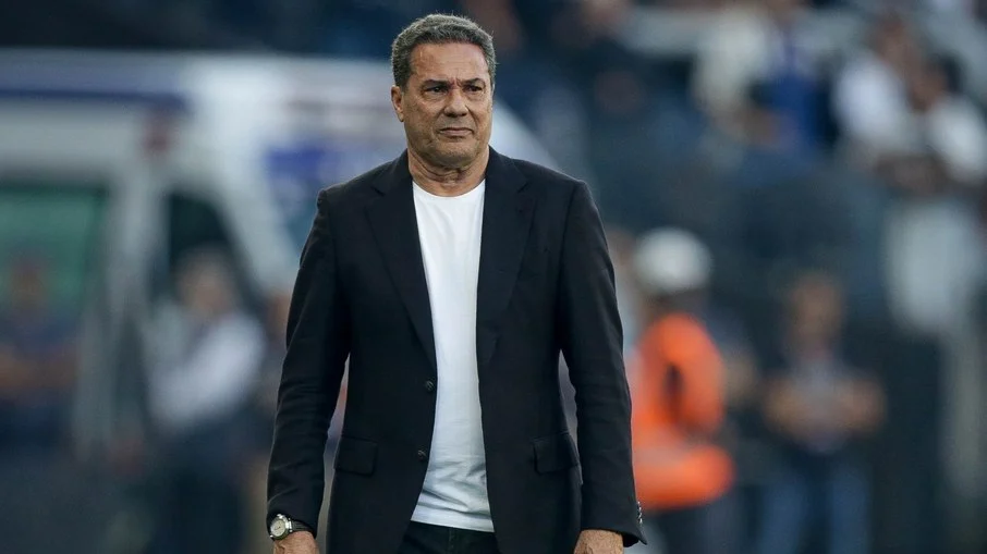 Vanderlei luxemburgo é internado na uti com infecção pulmonar após