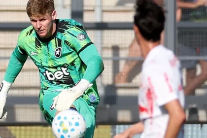 Herói inesperado: goleiro raul brilha com defesas decisivas e garante