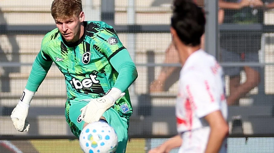 Herói inesperado: goleiro raul brilha com defesas decisivas e garante