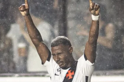 Com atuação de gala e duas assistências, cuiabano lidera vasco