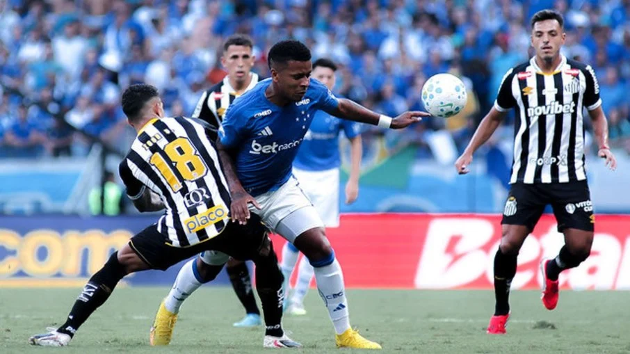 Cruzeiro afunda na crise e vira lanterna do brasileirão após