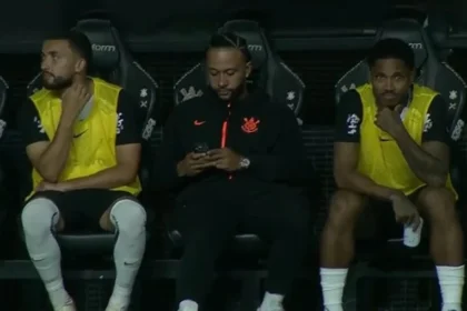 Memphis depay com celular no banco do corinthians: o que