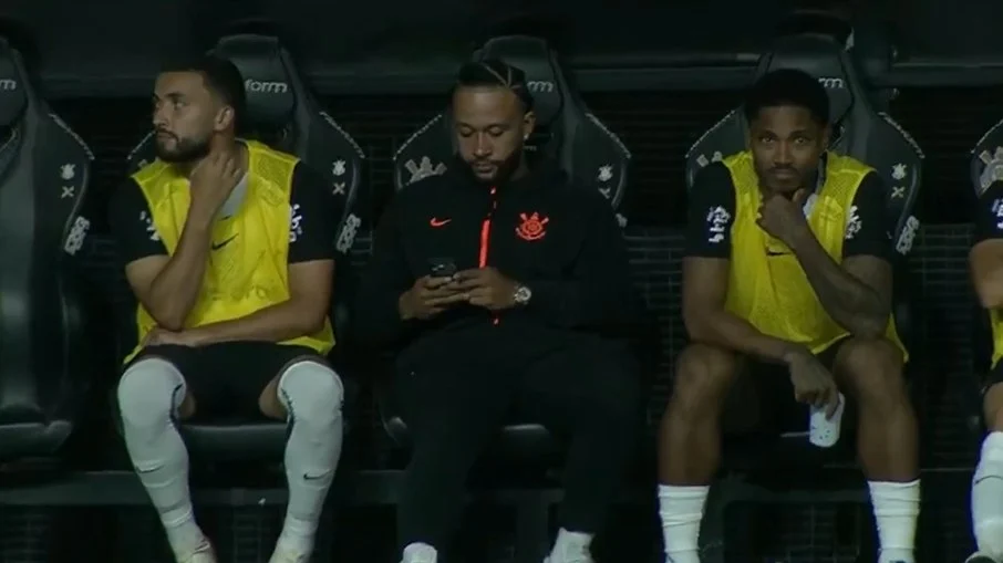 Memphis depay com celular no banco do corinthians: o que