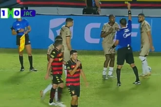 Erro bizarro na copa do nordeste: jogador leva dois cartões