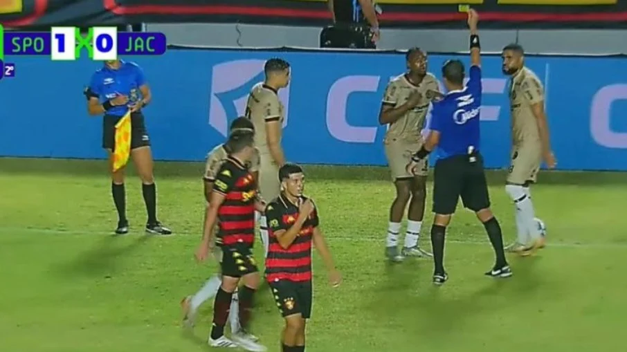 Erro bizarro na copa do nordeste: jogador leva dois cartões