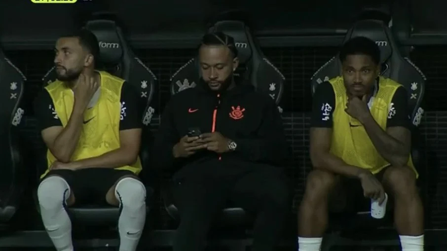 Polêmica no corinthians: memphis depay é flagrado com celular no