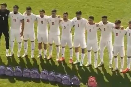 Seleção do irã: mochilas no campo em protesto emocionante contra