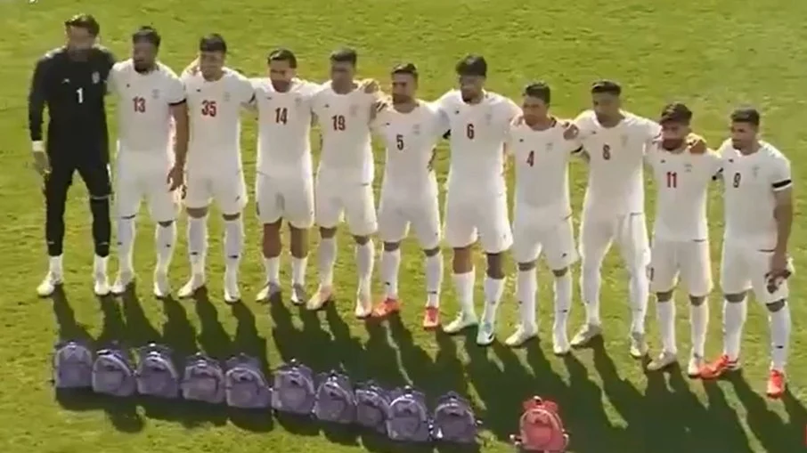 Seleção do irã: mochilas no campo em protesto emocionante contra
