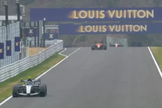 Kimi antonelli vence gp do japão com ajuda estratégica do