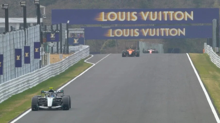 Kimi antonelli vence gp do japão com ajuda estratégica do