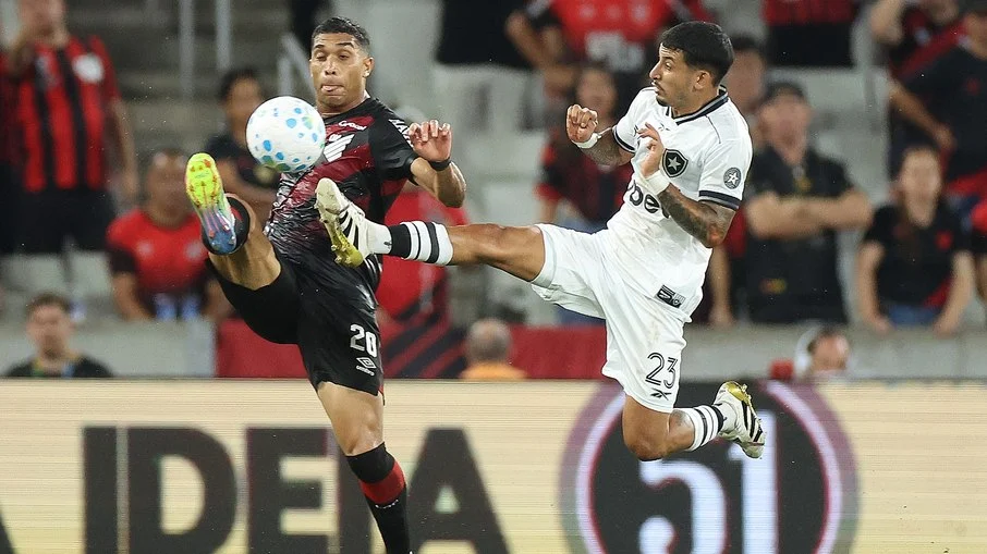 Athletico pr goleia botafogo por 4 a 1 e dispara para