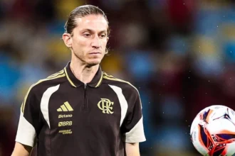 Contradição? Filipe luís é detonado por elogiar gramado sintético após