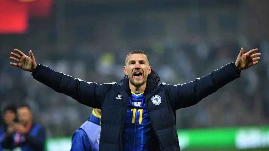 Edin dzeko, astro da bósnia, acusa itália de ‘medo’ antes