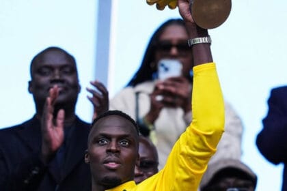 A polêmica do título da afcon: senegal exibe troféu e