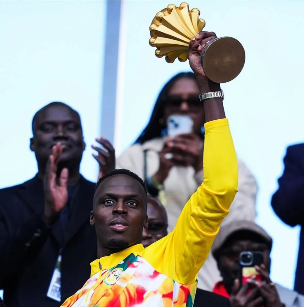 A polêmica do título da afcon: senegal exibe troféu e
