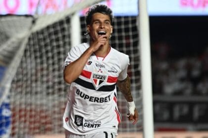 São paulo goleia cruzeiro com hat trick de ferreirinha e assume