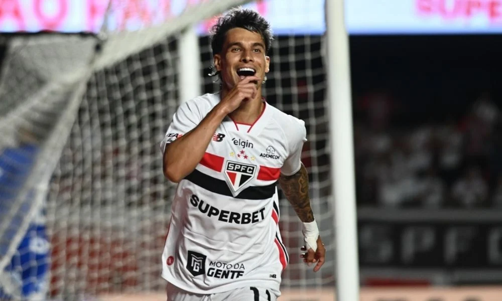 São paulo goleia cruzeiro com hat trick de ferreirinha e assume