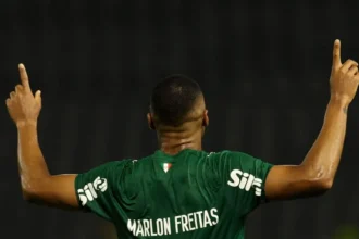 Marlon freitas brilha inesperadamente com dois gols, garante vitória do