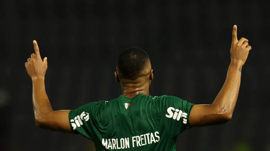 Marlon freitas brilha inesperadamente com dois gols, garante vitória do