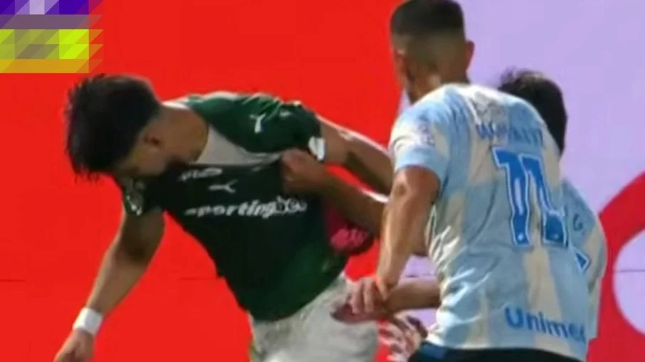 Palmeiras acusa “clubismo” ao divulgar imagem de puxão em flaco