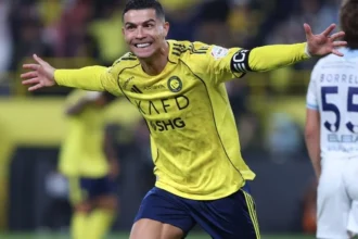 Cristiano ronaldo quebra jejum de gols, marca dois e emociona