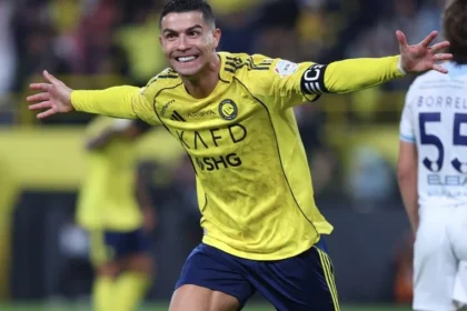 Cristiano ronaldo quebra jejum de gols, marca dois e emociona