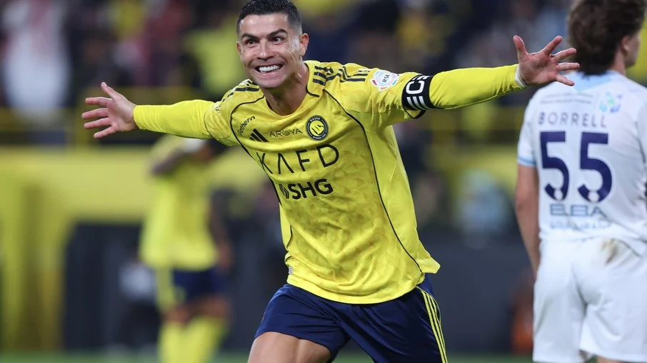 Cristiano ronaldo quebra jejum de gols, marca dois e emociona