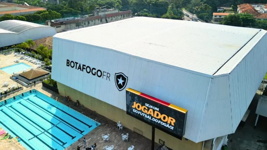 Botafogo cobra r$ 745 milhões do lyon na justiça: entenda