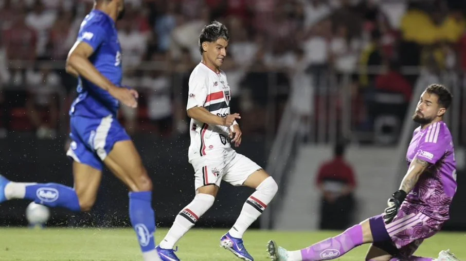 Ferreira brilha com hat trick e são paulo goleia o cruzeiro