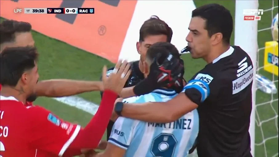 Jogador do racing erra cavadinha bizarra e vira alvo de