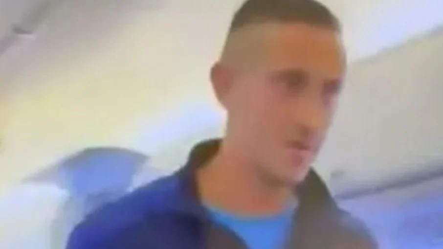 Meio campista argentino emiliano endrizzi é preso após falsa ameaça de