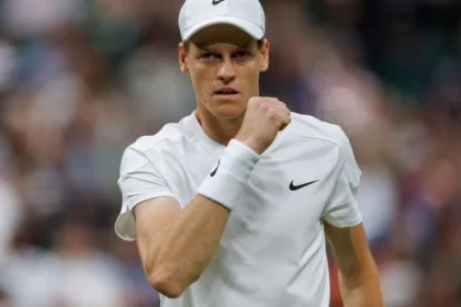 Jannik sinner derrota carlos alcaraz, conquista monte carlo inédito e