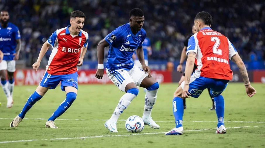 Cruzeiro é surpreendido em casa e perde para universidad católica