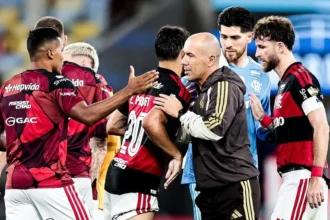 Flamengo brilha na libertadores: leonardo jardim elogia versatilidade de lucas