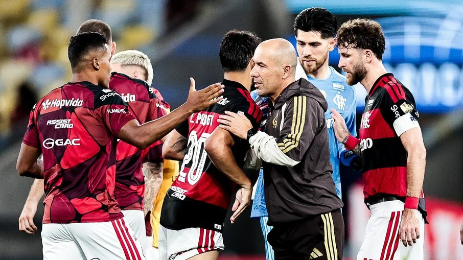 Flamengo brilha na libertadores: leonardo jardim elogia versatilidade de lucas