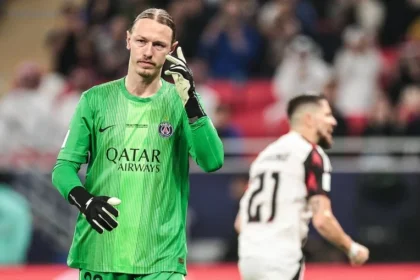 Goleiro safonov, carrasco do flamengo na copa intercontinental, reage a