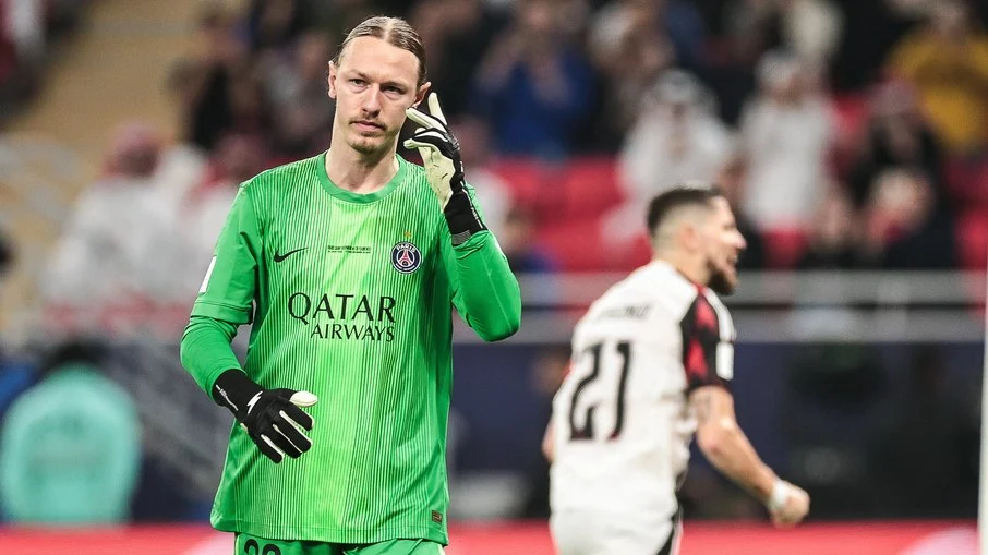 Goleiro safonov, carrasco do flamengo na copa intercontinental, reage a