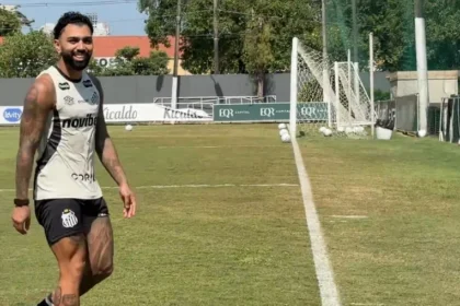 “seus corneteiros”: gabigol brinca com jornalistas em treino do santos