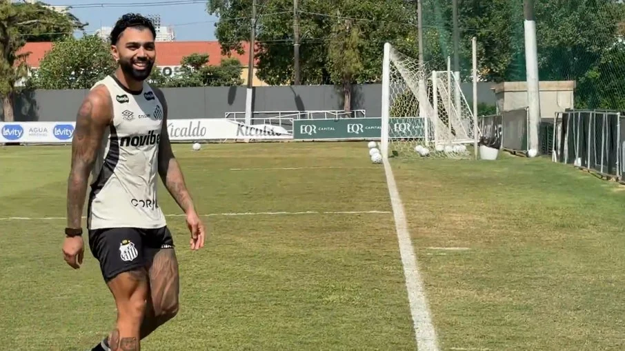 “seus corneteiros”: gabigol brinca com jornalistas em treino do santos