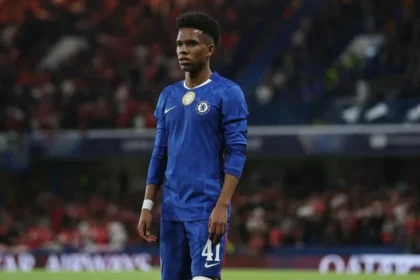 Estêvão sofre lesão em campo pelo chelsea contra manchester united