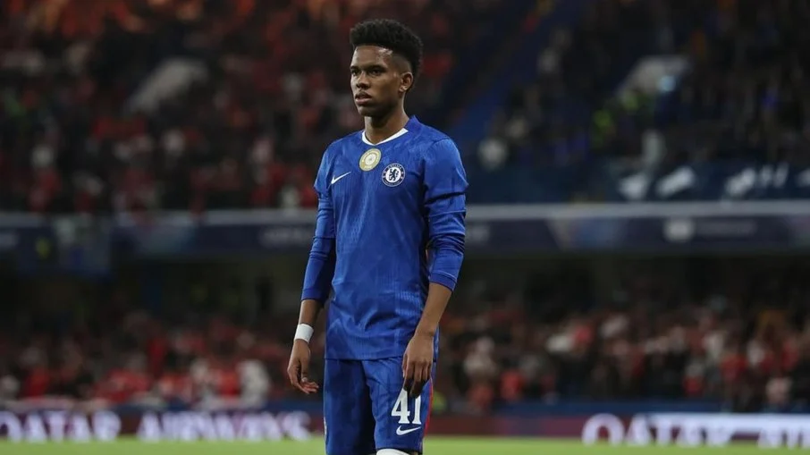Estêvão sofre lesão em campo pelo chelsea contra manchester united