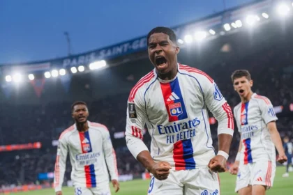 Endrick impulsiona lyon com gol e assistência contra psg e