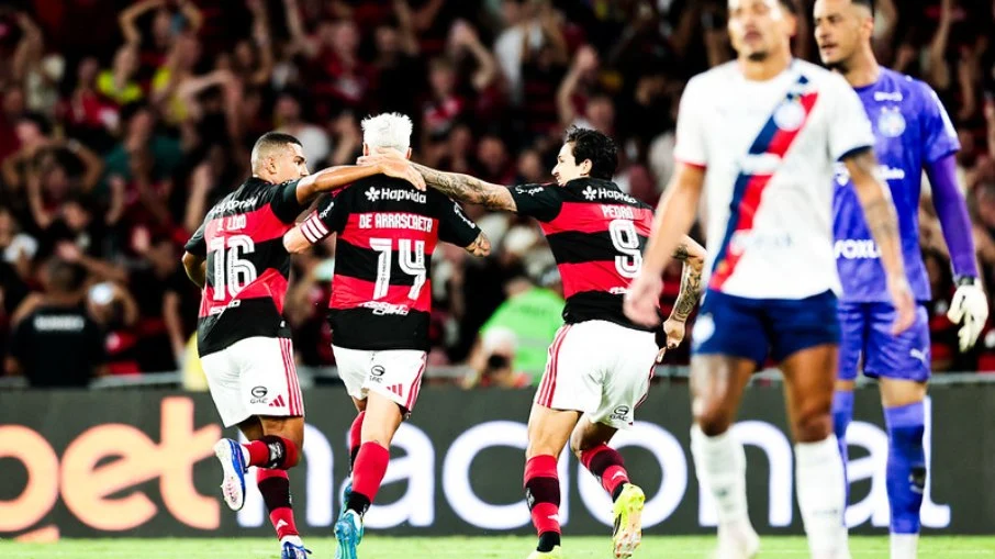 Flamengo brilha no maracanã, vence o bahia por 2 a