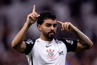 Corinthians supera expulsão de andré, vence vasco por 1 a