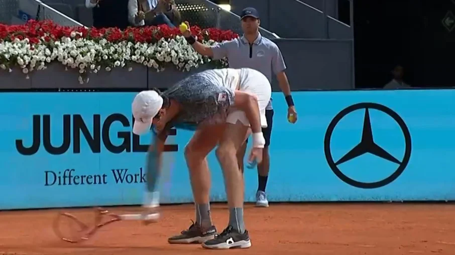 Drama em madri: joão fonseca perde a cabeça, quebra raquete