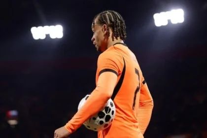 Xavi simons, estrela da holanda e tottenham, rompe ligamento do