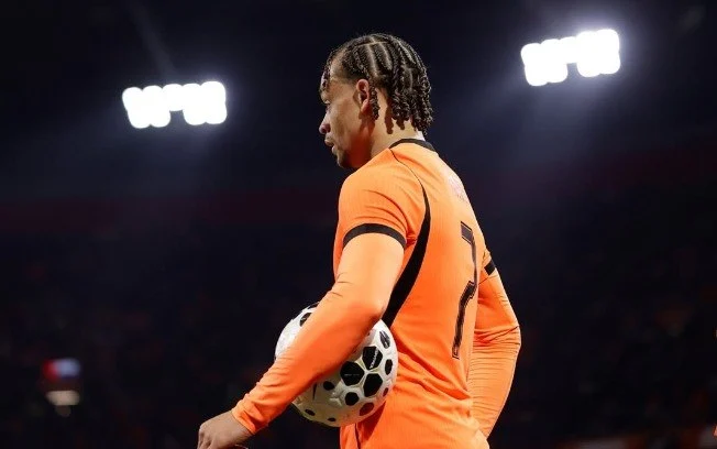 Xavi simons, estrela da holanda e tottenham, rompe ligamento do