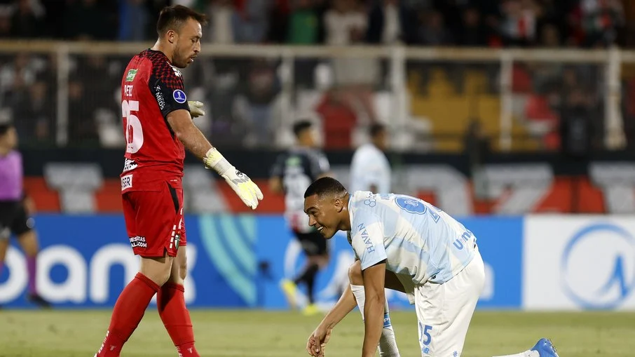 Noite inesquecível: carlos vinícius, atacante do grêmio, perde três pênaltis